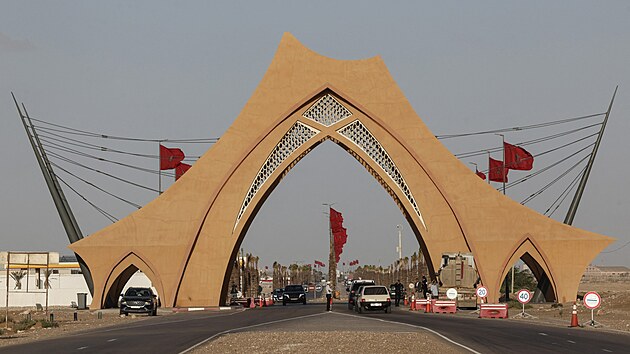 Vjezd do m�sta Al-�Aj�n v Z�padn� Saha�e (6. listopadu 2025)