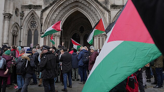 P��znivci skupiny Palestine Action p�ed soudem v Lond�n�, kter� rozhodl o zru�en� jej�ho z�kazu (13. �nora 2026)