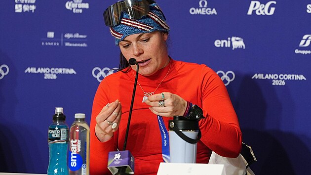 Americká sjezda�ka Breezy Johnsonová ukazuje na tiskové konferenci problémy s...