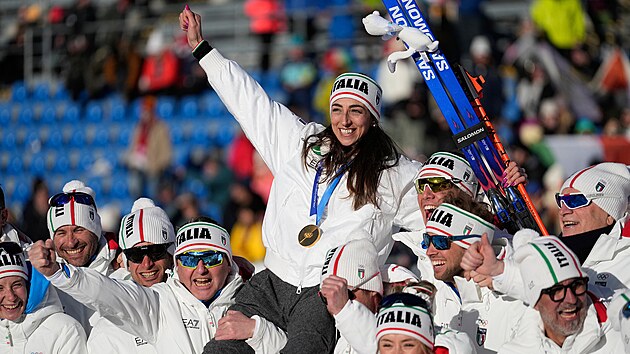 Italský tým slaví s Lisou Vittozziovou zlatou medaili ze stíhacího závodu...