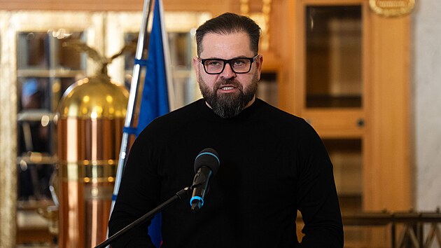 Tiskov� konference ministryn� financ� Aleny Schillerov�, z�stupc� Finan�n� spr�vy, podnikatelsk�ch svaz� a oborov�ch organizac�. Na sn�mku je Lubo� Kastner �len v�konn� rady APRON. (18. �nora 2026)