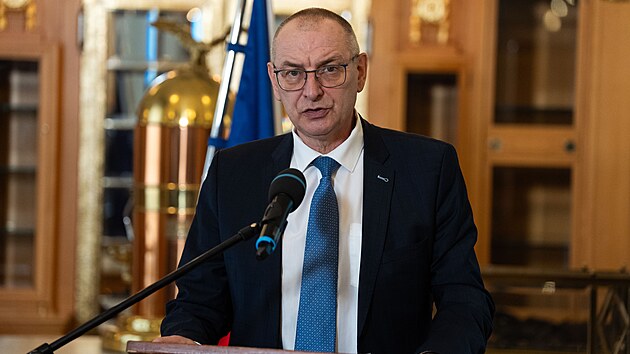 Tiskov� konference ministryn� financ� Aleny Schillerov�, z�stupc� Finan�n� spr�vy, podnikatelsk�ch svaz� a oborov�ch organizac�. Na sn�mku je V�clav St�rek prezident AHR �R. (18. �nora 2026)