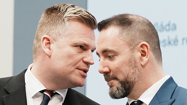 Premi�r Andrej Babi� p�edstavil nov�ho kandid�ta na post ministra �ivotn�ho prost�ed� za Motoristy. Je j�m poslanec Igor �erven� (vpravo) zvolen� ve St�edo�esk�m kraji. Nominaci ji� Babi� sd�lil prezidentovi Petru Pavlovi. (16. �nora 2026)