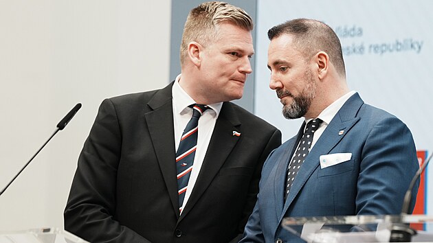 Premi�r Andrej Babi� p�edstavil nov�ho kandid�ta na post ministra �ivotn�ho prost�ed� za Motoristy. Je j�m poslanec Igor �erven� (vpravo) zvolen� ve St�edo�esk�m kraji. Nominaci ji� Babi� sd�lil prezidentovi Petru Pavlovi. (16. �nora 2026)