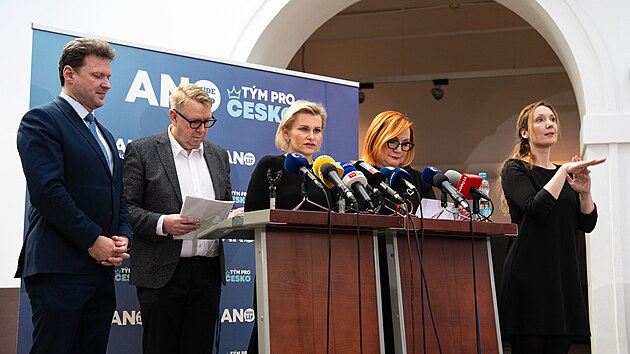 Tiskov� konference poslaneck�ho klubu ANO. Na sn�mku zleva Radek Vondr��ek, Ale� Juchelka, Ta��na Mal� a ministryn� financ� Alena Schillerov�. (10. �nora 2026)