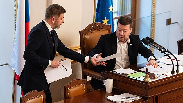 V�t Raku�an (STAN) a Tomio Okamura (SPD) ve Sn�movn�. (10. �nora 2026)