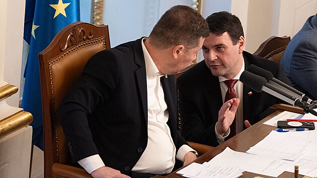 Petr Macinka (Motorist�) a Tomio Okamura (SPD) ve Sn�movn�. (10. �nora 2026)