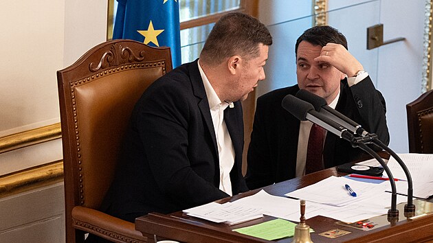 Petr Macinka (Motorist�) a Tomio Okamura (SPD) ve Sn�movn�. (10. �nora 2026)