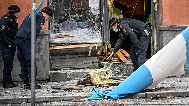 Místo �inu. Policisté ohledávají trosky po výbuchu restaurace v centru...