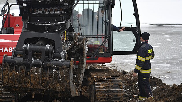 Vodohospod��i na severn� Morav� st�le �e�� n�sledky povodn� z roku 2024, kter� do vodn�ho d�la T�rlicko p�inesla zna�n� naplaven�ho d�eva. (17. �nora 2026) 