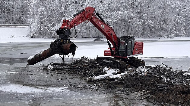 Vodohospod��i na severn� Morav� st�le �e�� n�sledky povodn� z roku 2024, kter� do vodn�ho d�la T�rlicko p�inesla zna�n� naplaven�ho d�eva. (17. �nora 2026) 