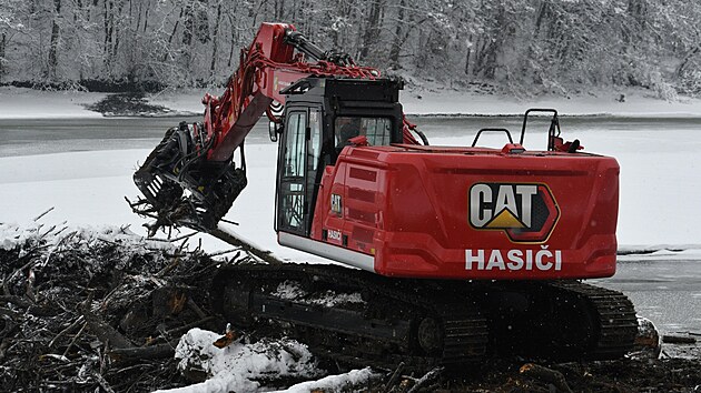 Vodohospod��i na severn� Morav� st�le �e�� n�sledky povodn� z roku 2024, kter� do vodn�ho d�la T�rlicko p�inesla zna�n� naplaven�ho d�eva. (17. �nora 2026) 