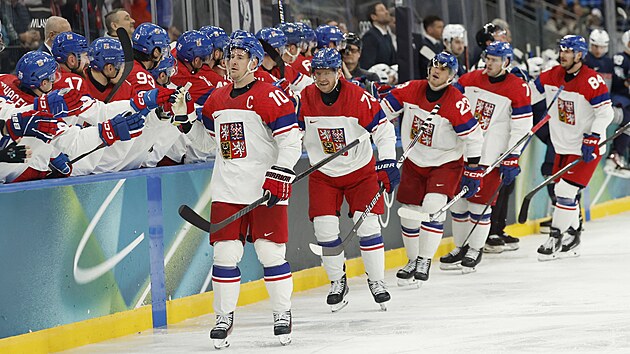 Kapitán Roman �ervenka oslavuje se st�ída�kou gól proti Francii.