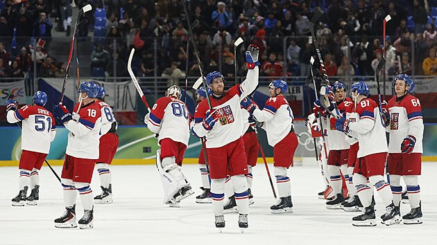 �e�t� hokejist� zdrav� fanou�ky po v�h�e proti Francii.