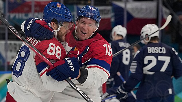 David Pastr��k se raduje s Ond�ejem Pal�tem z g�lu proti Francii.