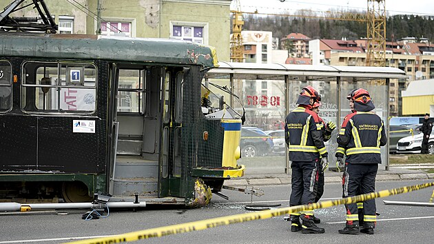 Z�chrann� slo�ky prohl�ej� vykolejenou tramvaj v Sarajevu v Bosn� a Hercegovin�. (12. �nora 2026)