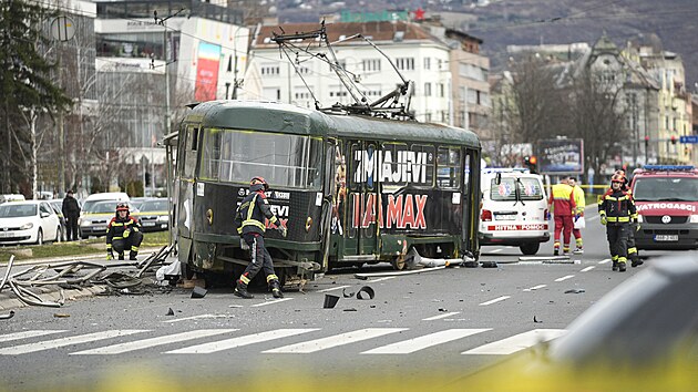 Z�chrann� slo�ky prohl�ej� vykolejenou tramvaj v Sarajevu v Bosn� a Hercegovin�. (12. �nora 2026)
