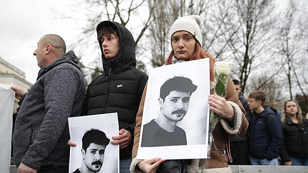 Lid� v Sarajaveu po��daj� vzpom�nkovou akci za vysoko�kolsk�ho studenta Erdoana Moranki�e, kter� p�i�el o �ivot pot�, co ve m�st� vykolejila tramvaj a srazila lidi �ekaj�c� na zast�vce. (13. �nora 2026)