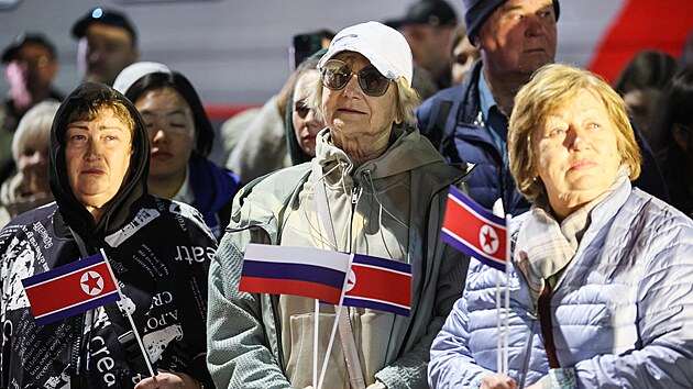 Cestuj�c� na n�dra�� p�ed odjezdem prvn�ho turistick�ho vlaku z rusk�ho Vladivostoku do severokorejsk�ho Rasonu. (8. kv�tna 2025)