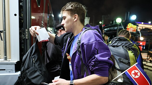 Cestuj�c� na n�dra�� p�ed odjezdem prvn�ho turistick�ho vlaku z rusk�ho Vladivostoku do severokorejsk�ho Rasonu. (8. kv�tna 2025)