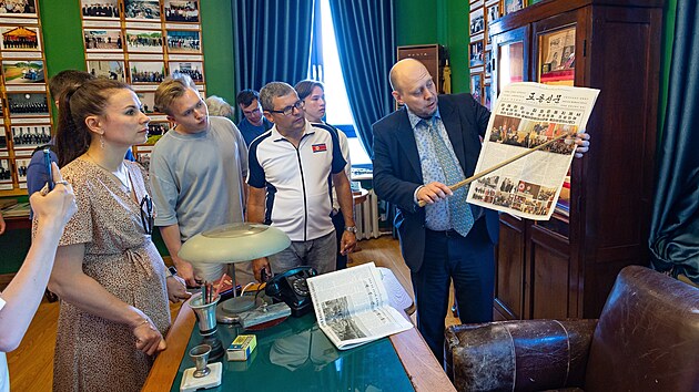 Prvn� tajemn�k rusk� ambas�dy v KLDR Denis Samsonov prov�z� rusk� turisty. (1. �ervence 2025)