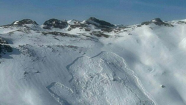 Za den se v rakouských Alpách utrhlo třicet lavin. Zemřeli tři lidé