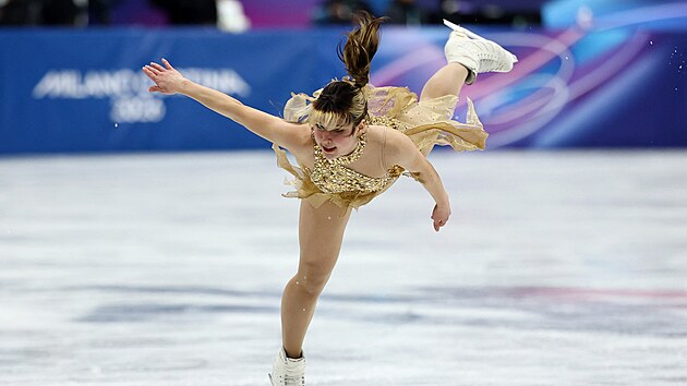 Dvacetilet� Alysa Liuov� reprezentuj�c� USA p�edvedla mimo��dn� obt�nou volnou...