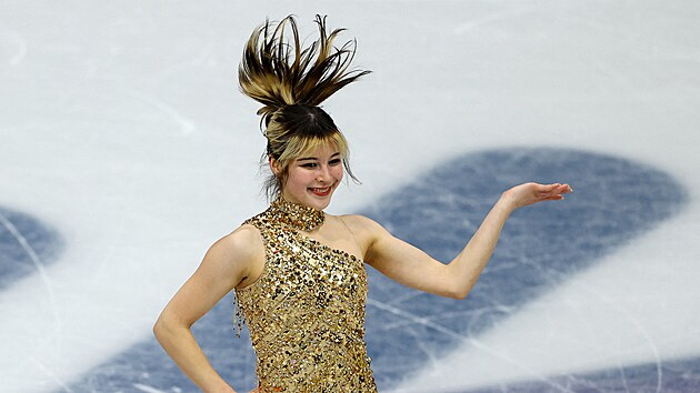 Dvacetilet� Alysa Liuov� reprezentuj�c� USA p�edvedla mimo��dn� obt�nou volnou...