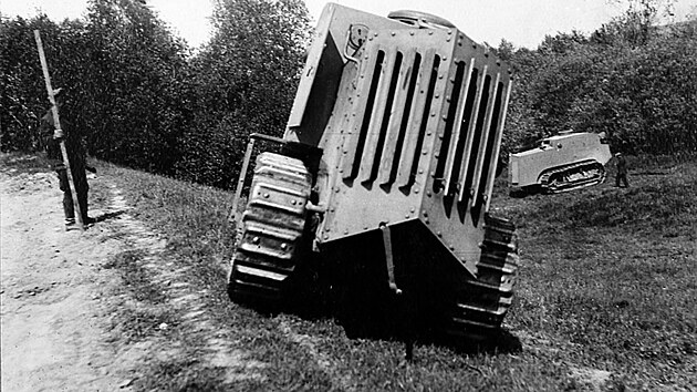 Dyrenkovovy tanky (obrn�n� traktory) p�i zkou�k�ch