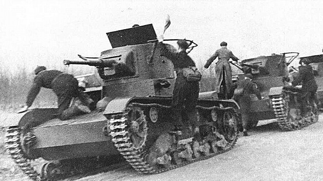 T-26 v klasick�m jednov�ov�m proveden� s kanonovou v�zbroj�. Vyfotografovan� tanky maj� ov�em nav�c ant�nu.