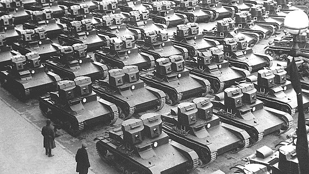 Tanky T-26 v ran�m proveden� s dv�ma v�emi. Dvouv�ov� T-26 m�ly samoz�ejm� pouze kulometnou v�zbroj.