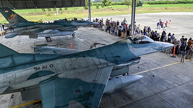 Ve�ejnost si prohl�� indon�skou st�ha�ku F-16. (3. �ervence 2025)