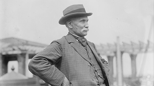 Nakonec se dovedl narovnat, spole�nosti a ��ad�m navzdory.