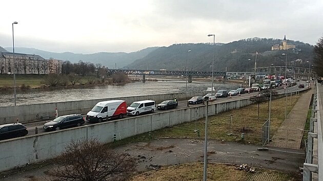 Drobn� dopravn� nehoda dvou aut t�m�� zastavila provoz v rann� �pi�ce v �st� nad Labem. Stala se v ulici P��stavn� p�ed sedmou hodinou. (11. �nora 2026)