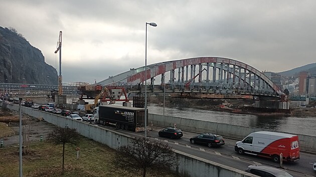 Drobn� dopravn� nehoda dvou aut t�m�� zastavila provoz v rann� �pi�ce v �st� nad Labem. Stala se v ulici P��stavn� p�ed sedmou hodinou. (11. �nora 2026)