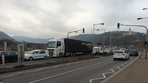 Drobn� dopravn� nehoda dvou aut t�m�� zastavila provoz v rann� �pi�ce v �st� nad Labem. Stala se v ulici P��stavn� p�ed sedmou hodinou. (11. �nora 2026)