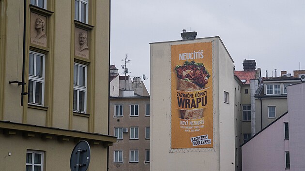 Vizuální smog hyzdí Olomouc. M�sto chce v odstra�ování reklam pokra�ovat.