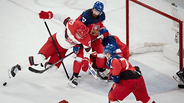 �esk� obr�nce Hronek (17) d�l� prostor p�ed brank��em Dost�lem.