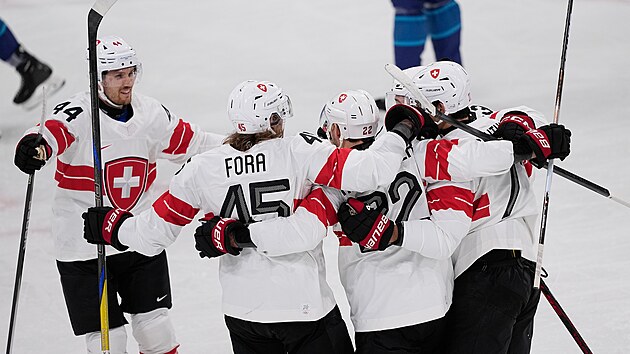 �v�car�t� hokejist� se raduj� z veden� proti Finsku na olympijsk�ch hr�ch.