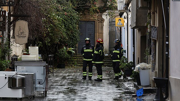 Hasi�i pom�haj� obyvatel�m sicilsk�ho m�sta Niscemi zasa�en�m sesuvy p�dy s evakuac� cennost�. (31. ledna 2026)