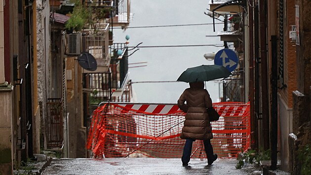 �ena se proch�z� ulicemi sicilsk�ho m�sta Niscemi, zasa�en�ho sesuvy p�dy. (31. ledna 2026)