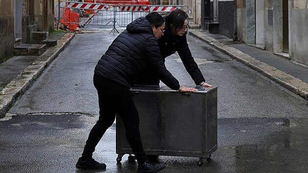 Obyvatel� sicilsk�ho m�sta Niscemi, zasa�en� sesuvy p�dy, vyn�ej� sv� cennosti z dom�. (31. ledna 2026)