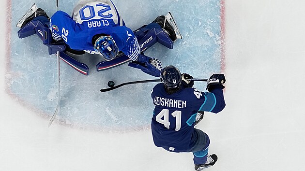 Italsk� brank�� Damian Clara zasahuje proti �anci Mira Heiskanena z Finska.