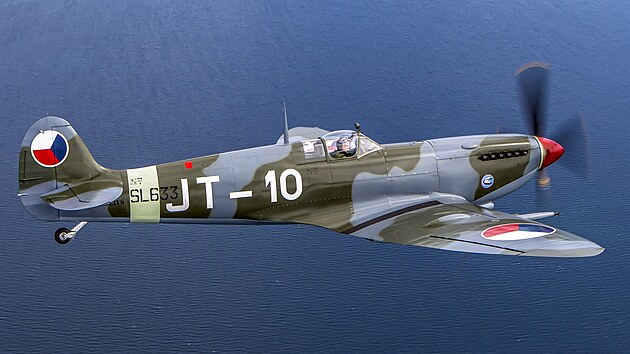 Supermarine Spitfire LF Mk. IXE v �eskoslovensk�m pov�le�n�m zbarven�. Tento stroj p�il�tl do �eskoslovenska v srpnu 1945, krom� �eskoslovensk�ho letectva slou�il je�t� v Izraeli a Barm�. Je st�le v letuschopn�m stavu.