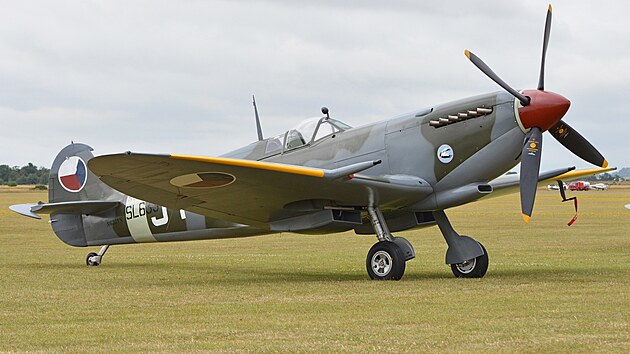 Supermarine Spitfire LF Mk. IXE v �eskoslovensk�m pov�le�n�m zbarven�. Tento stroj p�il�tl do �eskoslovenska v srpnu 1945, krom� �eskoslovensk�ho letectva slou�il je�t� v Izraeli a Barm�. Je st�le v letuschopn�m stavu.