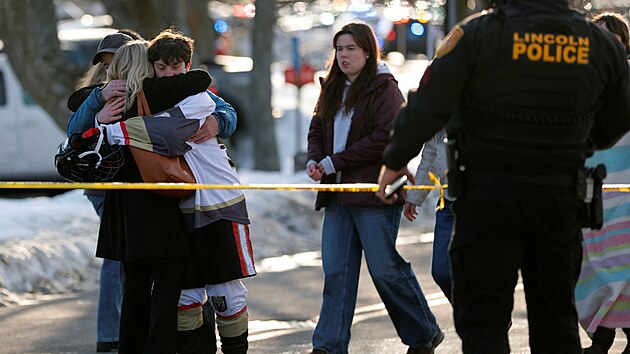 St�elba na stadionu b�hem ml�de�nick�ho hokejov�ho utk�n� ve m�st� Pawtucket ve st�tu Rhode Island si vy��dala nejm�n� t�i ob�ti a n�kolik zran�n�ch. (17. �nora 2026)