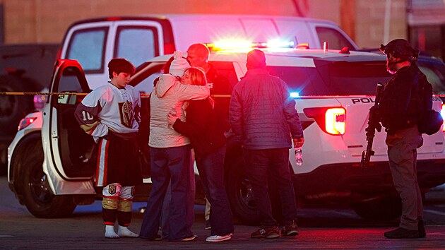 St�elba na stadionu b�hem ml�de�nick�ho hokejov�ho utk�n� ve m�st� Pawtucket ve st�tu Rhode Island si vy��dala nejm�n� t�i ob�ti a n�kolik zran�n�ch. (17. �nora 2026)