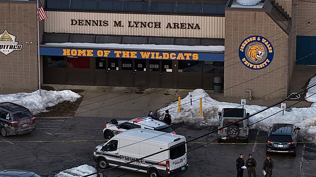 St�elba na stadionu b�hem ml�de�nick�ho hokejov�ho utk�n� ve m�st� Pawtucket ve st�tu Rhode Island si vy��dala nejm�n� t�i ob�ti a n�kolik zran�n�ch. (17. �nora 2026)