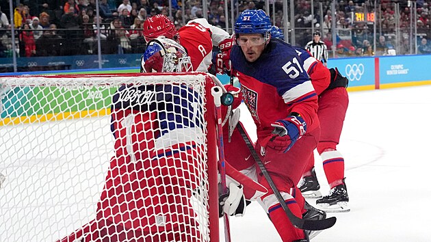 Radim �imek sleduje kotou�, kter� m��� na Luk�e Dost�la.