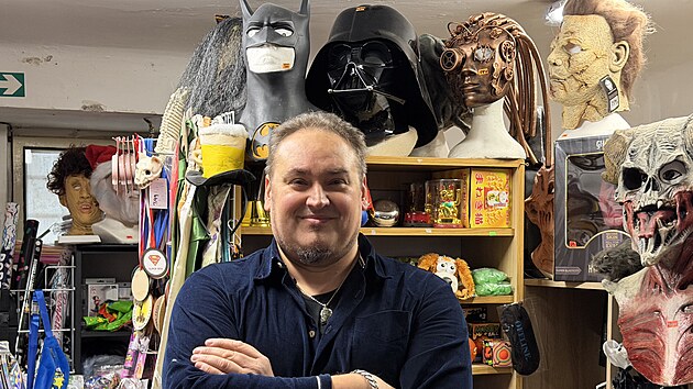 Kr�mek s �ertovn�mi p�edm�ty, suven�ry a maskami m� skv�l� um�st�n� v samotn�m srdci Brna. Proti asijsk�m eshop�m ale nem��e podle majitele Aliose Gregora cenov� obst�t.(12. �nora 2026)